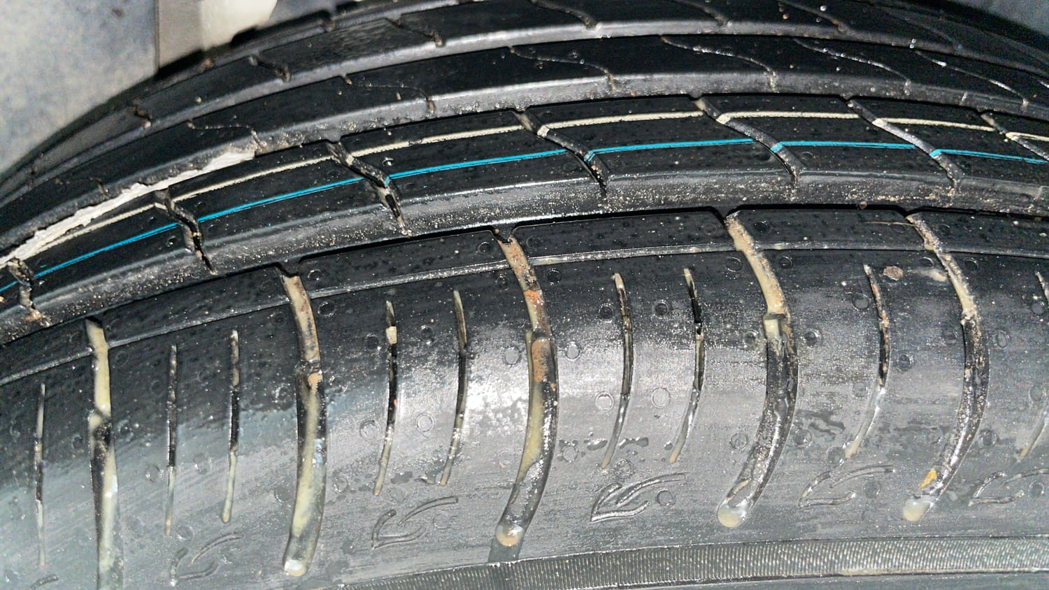 Used 2022 Mahindra XUV 300 W8 (O) 1.2 Petrol Petrol Manual tyres LEFT REAR TYRE TREAD VIEW