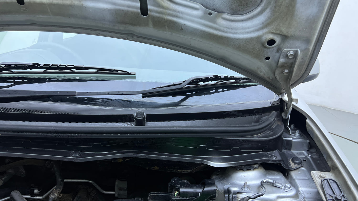 Used 2012 Hyundai i20 Magna 1.2 Petrol Manual engine ENGINE LEFT SIDE HINGE & APRON VIEW