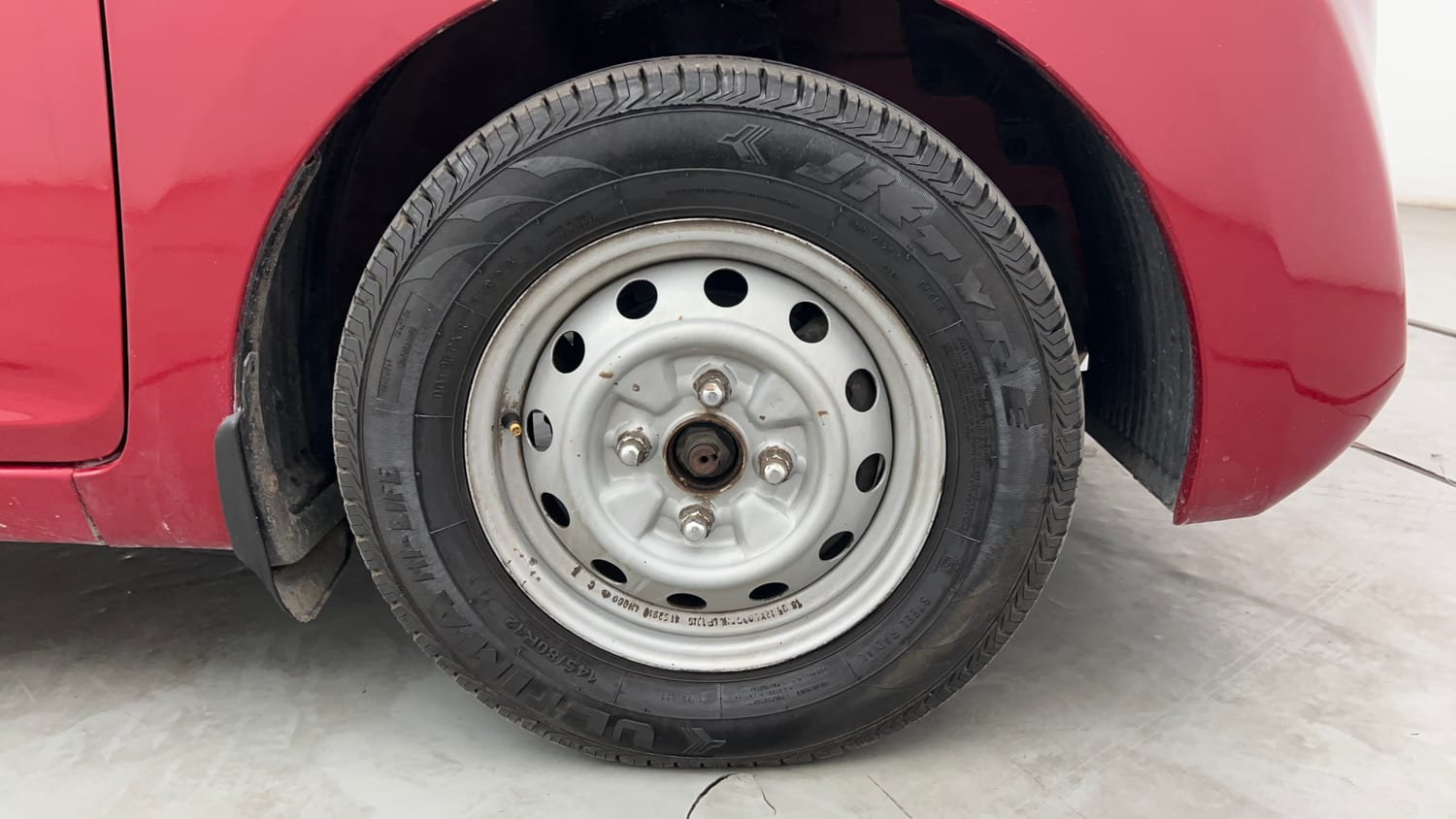 Used 2016 Hyundai Eon Era + AirBag Petrol Manual tyres RIGHT FRONT TYRE RIM VIEW