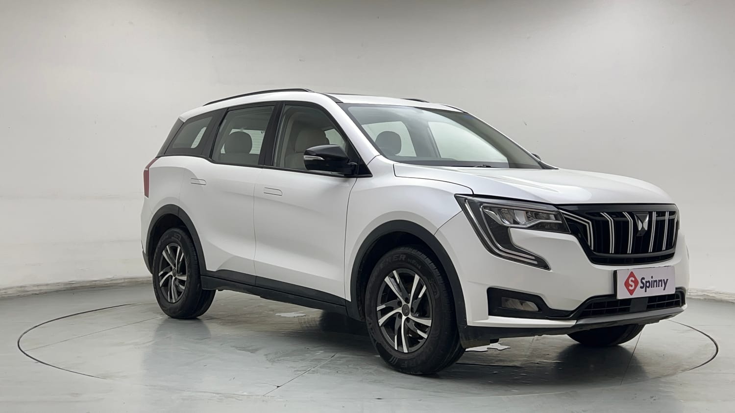 Used 2022 Mahindra XUV700 AX 5 Petrol AT 5 STR Petrol Automatic exterior RIGHT FRONT CORNER VIEW