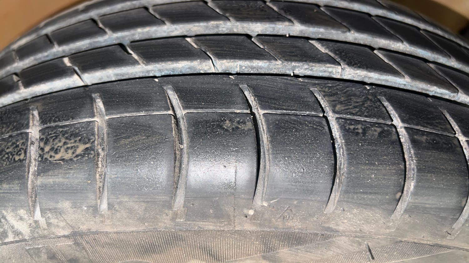 Used 2013 Ford Figo Duratorq Diesel EXI 1.4 Diesel Manual tyres RIGHT FRONT TYRE TREAD VIEW