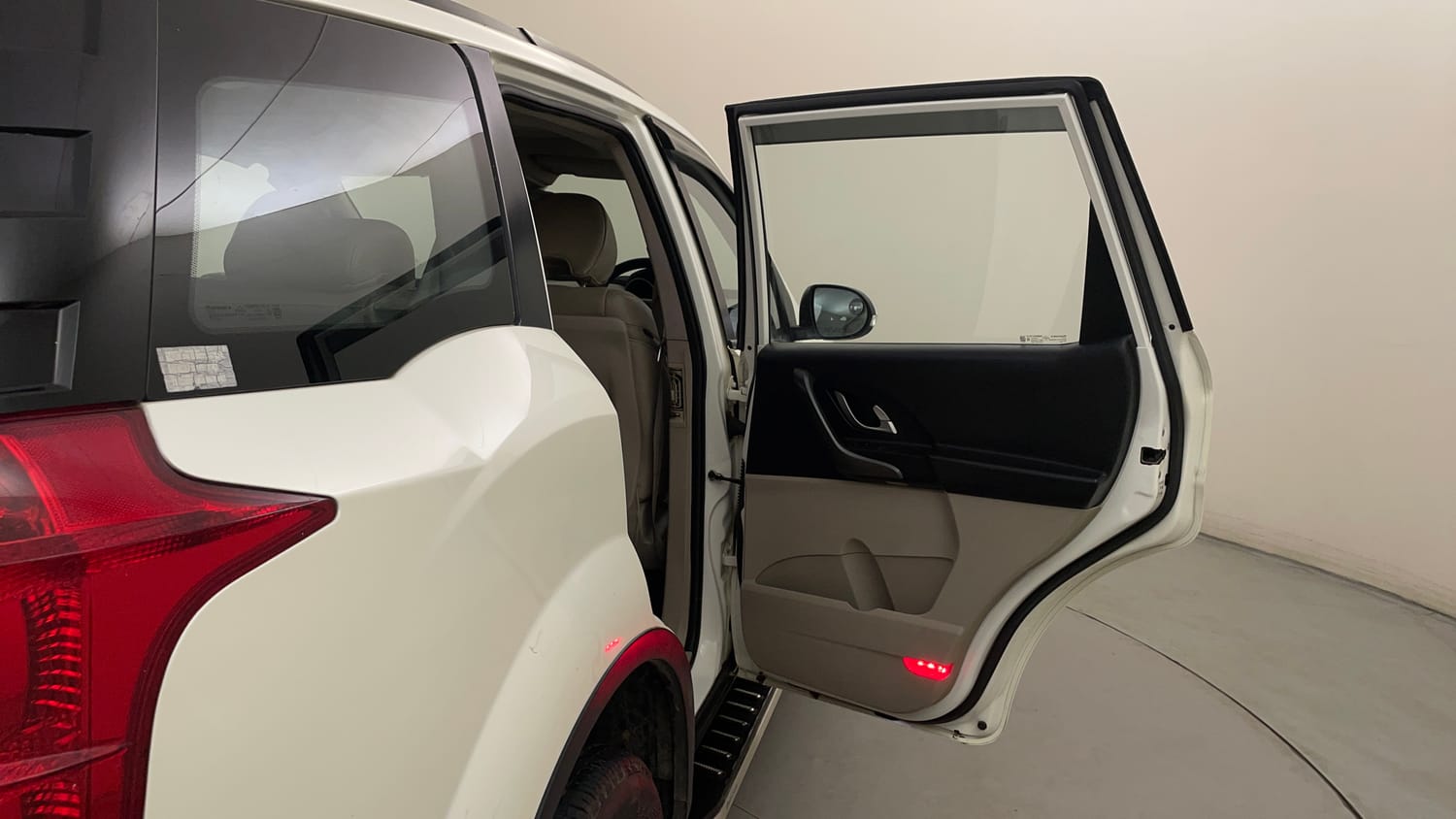 Used 2018 Mahindra XUV500 W10 Diesel Manual interior RIGHT REAR DOOR OPEN VIEW