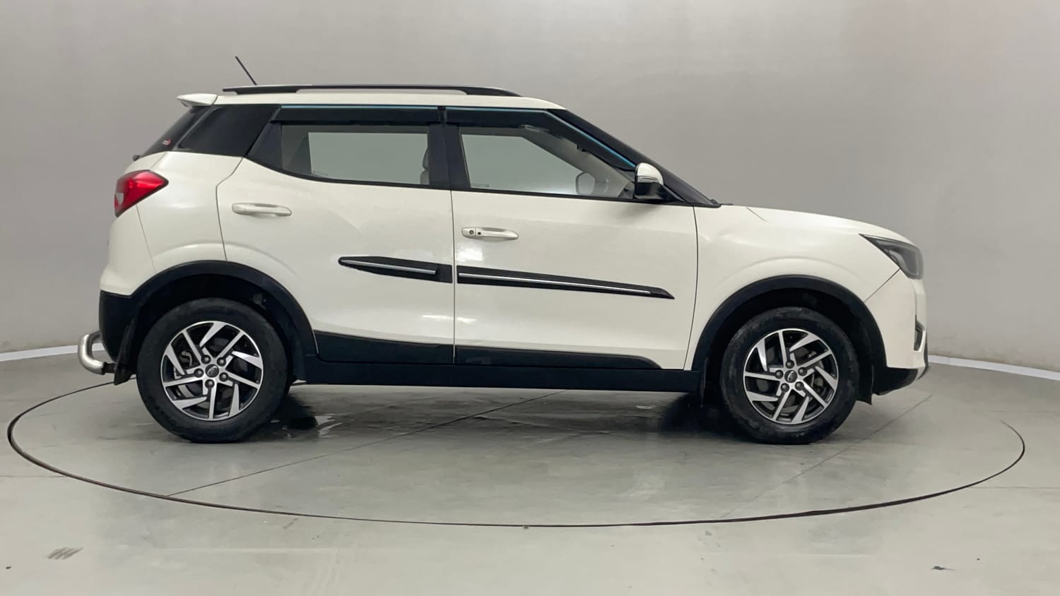 Used 2022 Mahindra XUV 300 W8 (O) 1.2 Petrol Petrol Manual exterior RIGHT SIDE VIEW