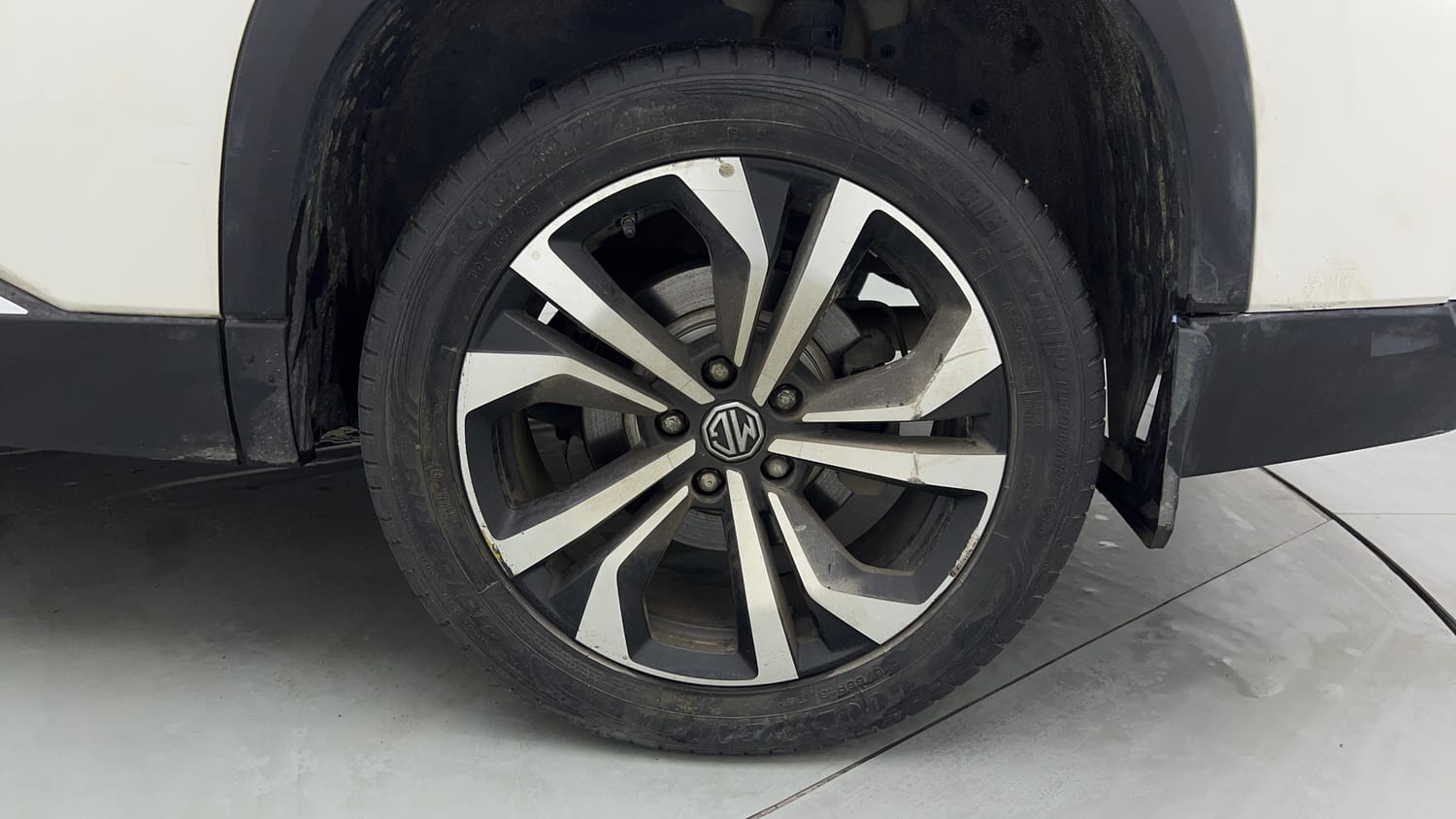 Used 2023 MG Motors Hector Plus Sharp Pro 2.0 Turbo Diesel 7 STR Diesel Manual tyres LEFT REAR TYRE RIM VIEW
