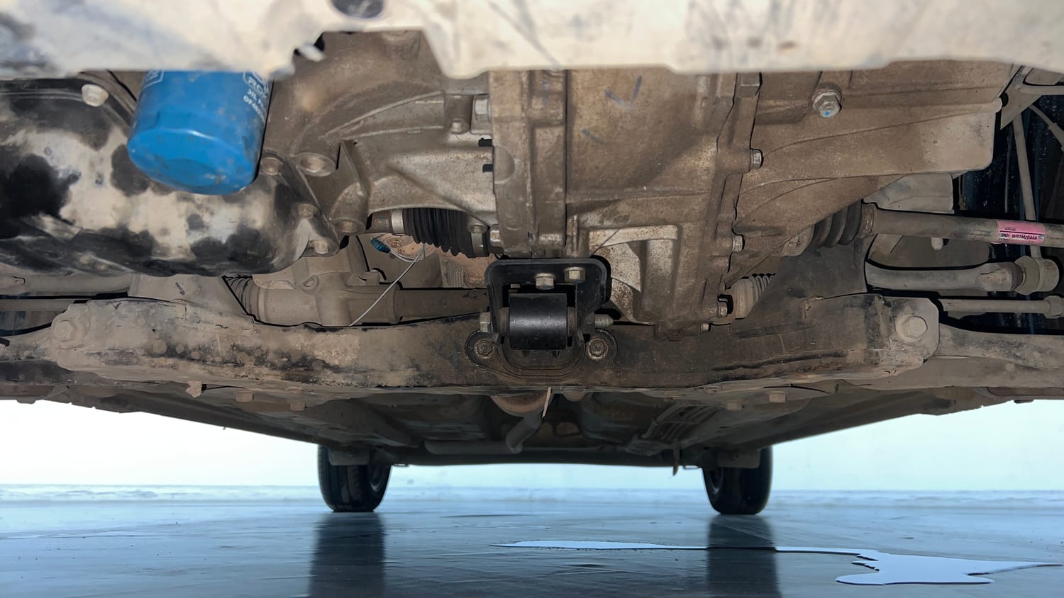 Used 2023 Hyundai Aura SX 1.2 CNG Cng Manual extra FRONT LEFT UNDERBODY VIEW