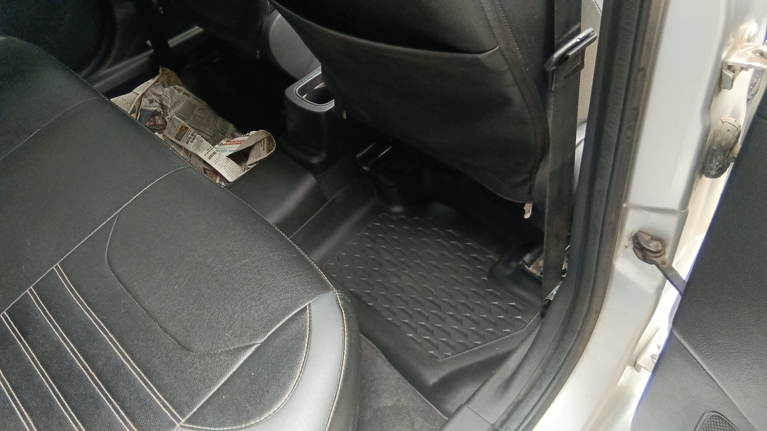 Used 2018 Ford Freestyle Titanium 1.2 Ti-VCT Petrol Manual interior RIGHT SIDE REAR DOOR CABIN VIEW