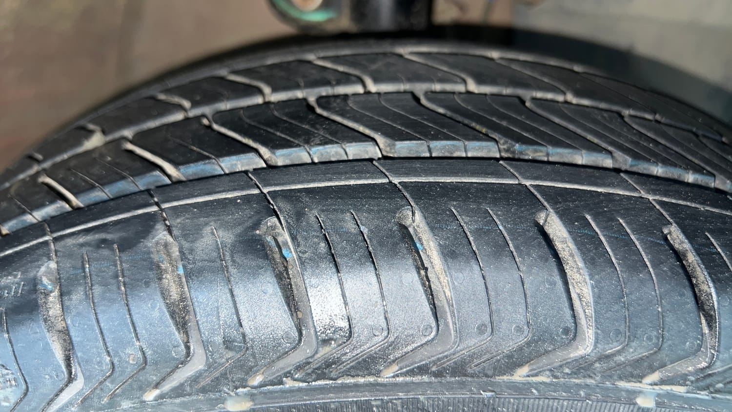 Used 2016 Mahindra KUV100 K6+ 6 STR Petrol Manual tyres RIGHT FRONT TYRE TREAD VIEW