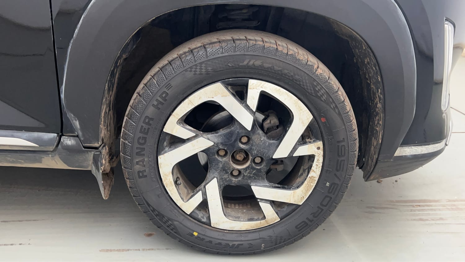 Used 2022 Nissan Magnite XV Petrol Manual tyres RIGHT FRONT TYRE RIM VIEW