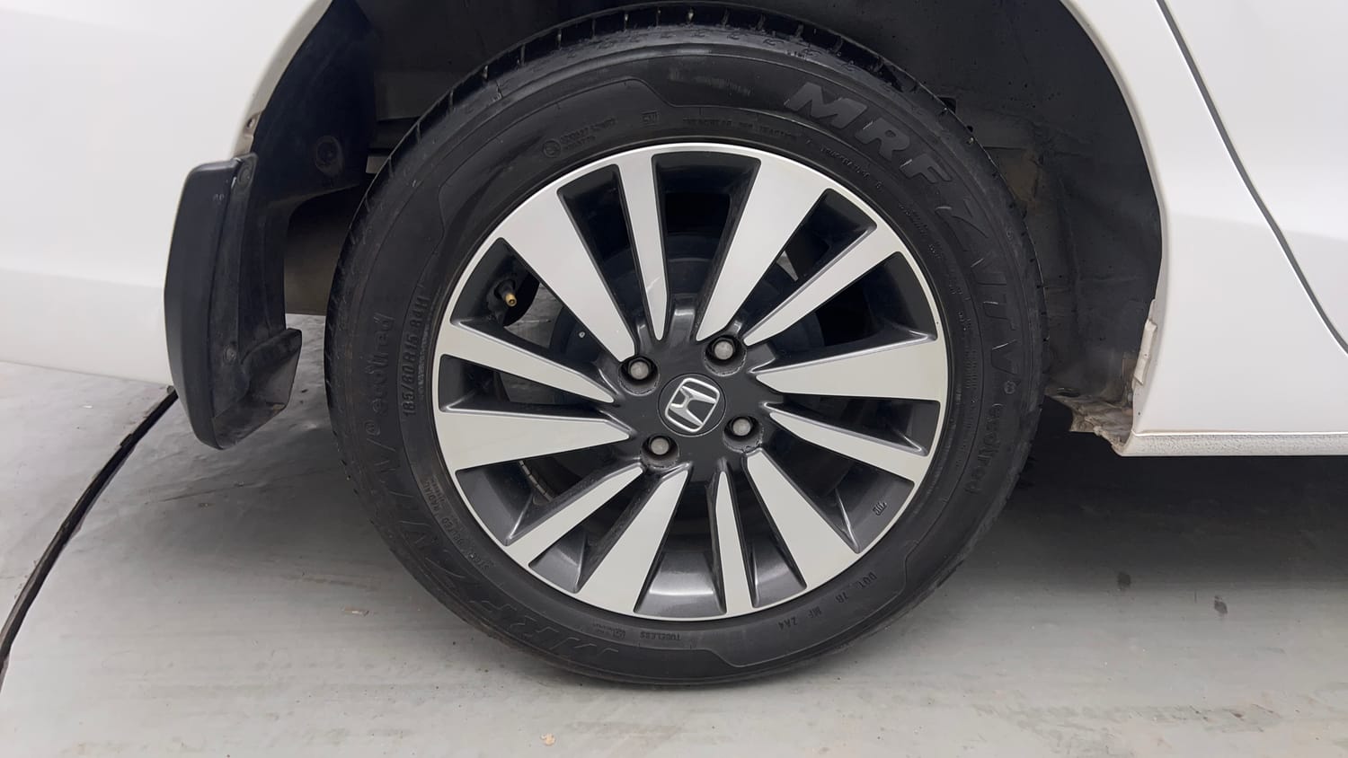 Used 2023 Honda City V Petrol CVT Petrol Automatic tyres RIGHT REAR TYRE RIM VIEW