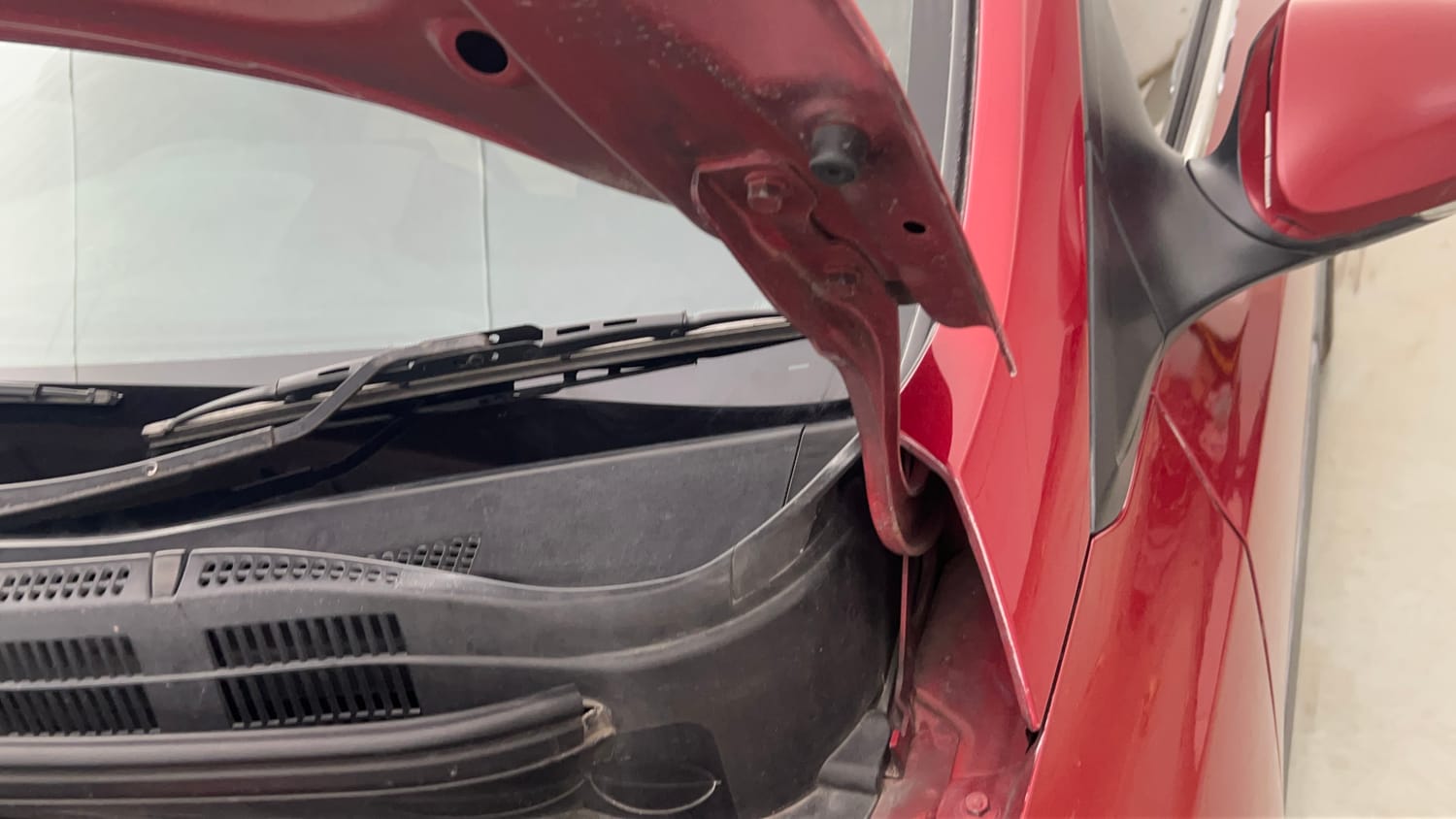 Used 2014 Hyundai Xcent SX 1.2 (O) Petrol Manual engine ENGINE LEFT SIDE HINGE & APRON VIEW