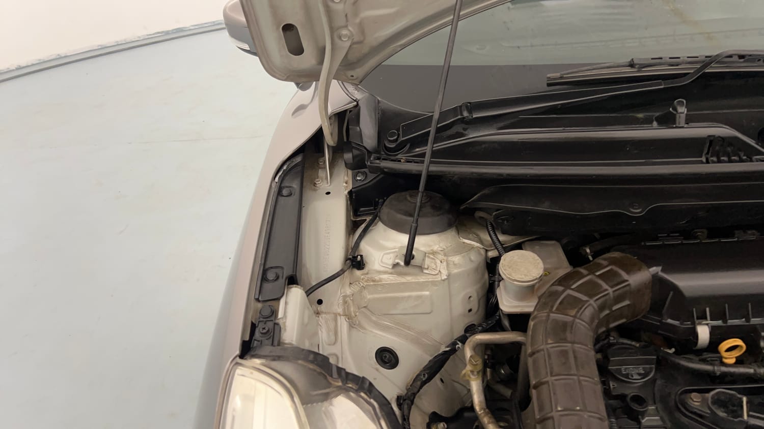 Used 2018 Maruti Suzuki Baleno Delta 1.2 Petrol Manual engine ENGINE RIGHT SIDE HINGE & APRON VIEW