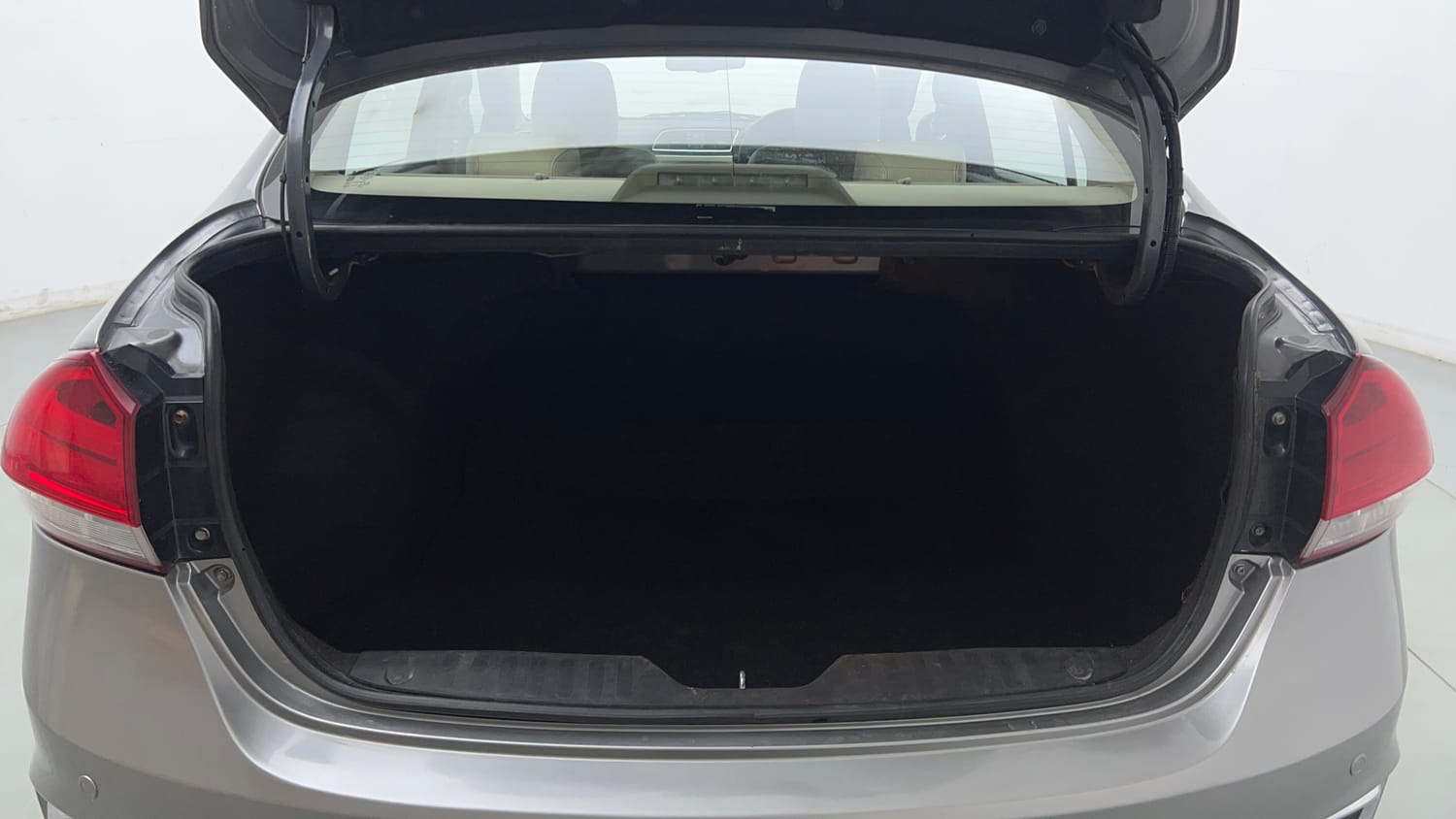 Used 2020 Maruti Suzuki Ciaz Alpha Hybrid 1.5 Petrol Manual interior DICKY INSIDE VIEW