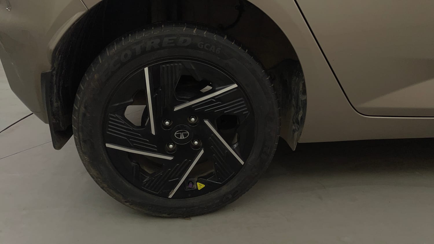 Used 2025 Tata Altroz Accomplished Plus S Petrol 6DCT Petrol Automatic tyres RIGHT REAR TYRE RIM VIEW