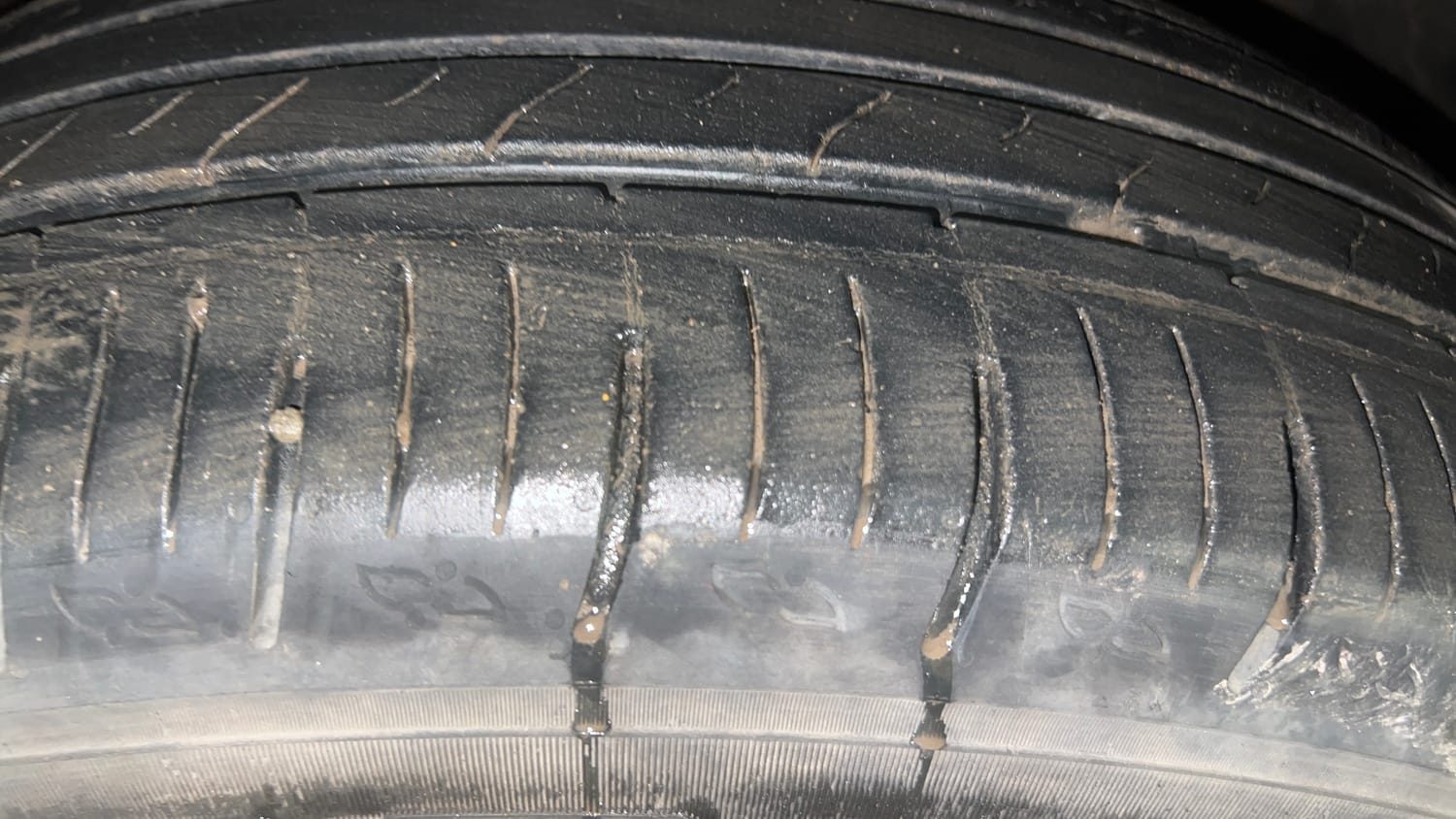Used 2023 Mahindra XUV700 AX 5 Diesel AT 7 STR Diesel Automatic tyres RIGHT FRONT TYRE TREAD VIEW