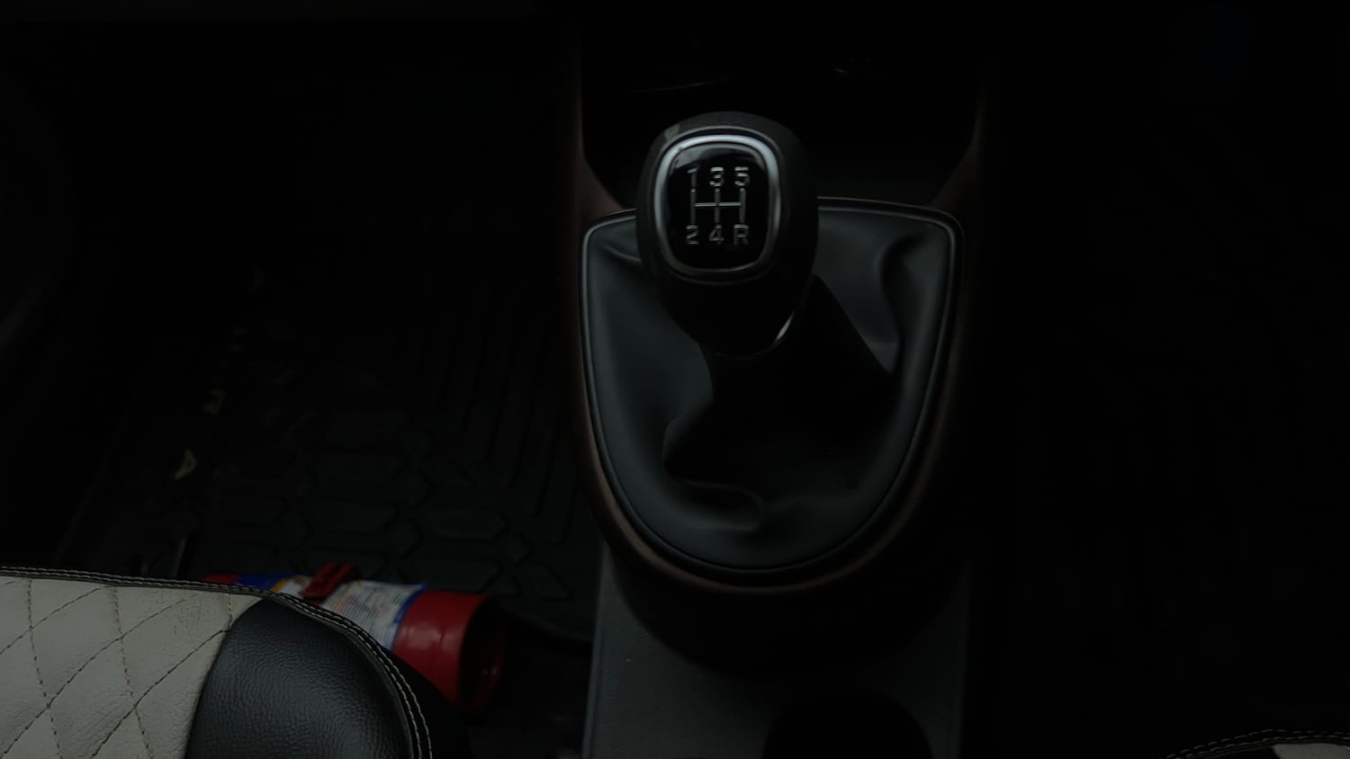 Used 2023 Hyundai Aura SX 1.2 CNG Cng Manual interior GEAR  KNOB VIEW