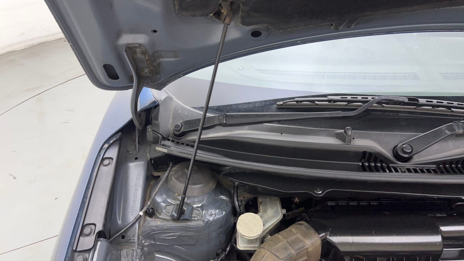 Used 2017 Maruti Suzuki Baleno Delta 1.2 Petrol Manual engine ENGINE RIGHT SIDE HINGE & APRON VIEW