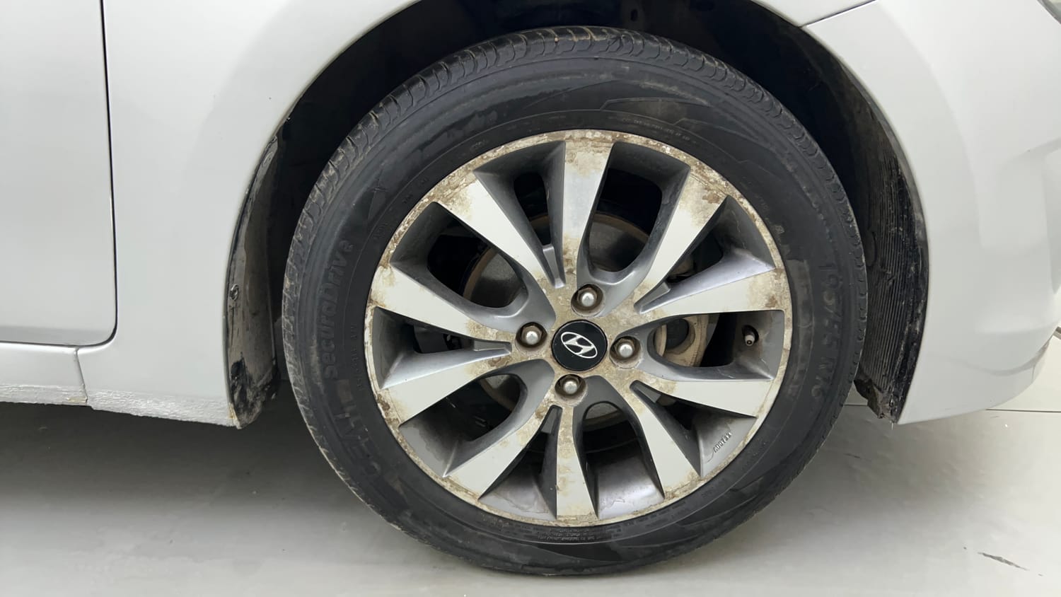 Used 2017 Hyundai Verna 1.6 CRDI SX (O) Diesel Manual tyres RIGHT FRONT TYRE RIM VIEW