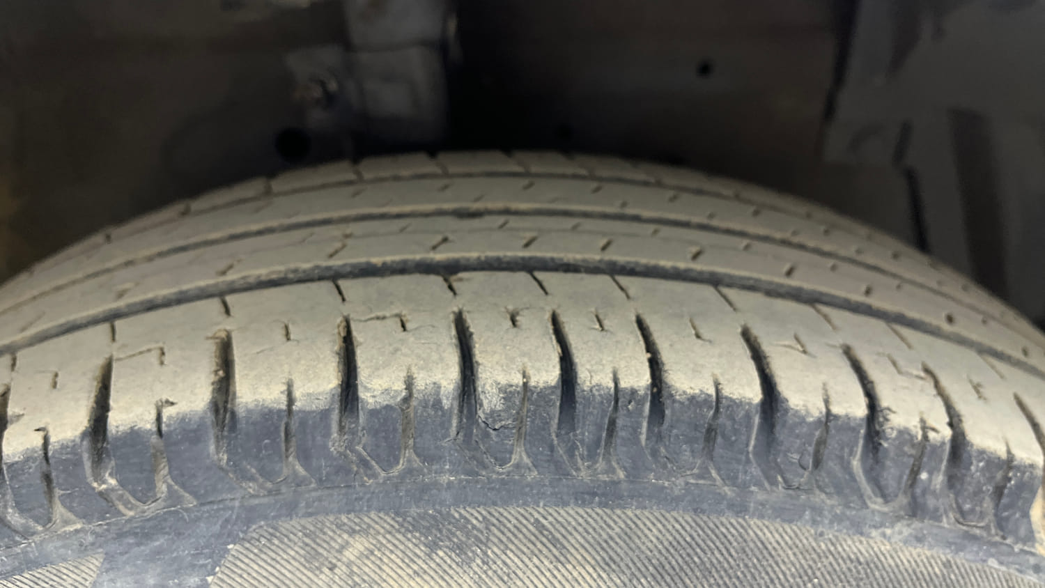 Used 2015 Maruti Suzuki Swift Dzire VXI Petrol Manual tyres RIGHT FRONT TYRE TREAD VIEW