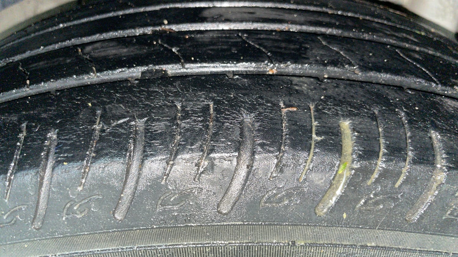 Used 2022 Mahindra XUV 300 W8 (O) 1.2 Petrol Petrol Manual tyres RIGHT REAR TYRE TREAD VIEW