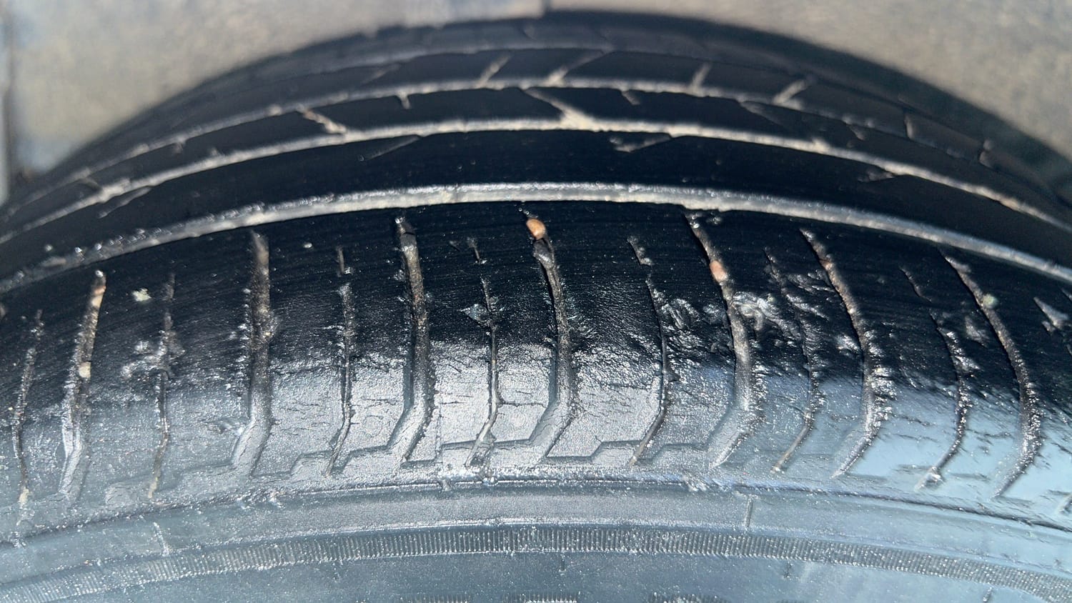 Used 2020 Hyundai New i20 Asta (O) 1.0 Turbo DCT Petrol Automatic tyres RIGHT REAR TYRE TREAD VIEW