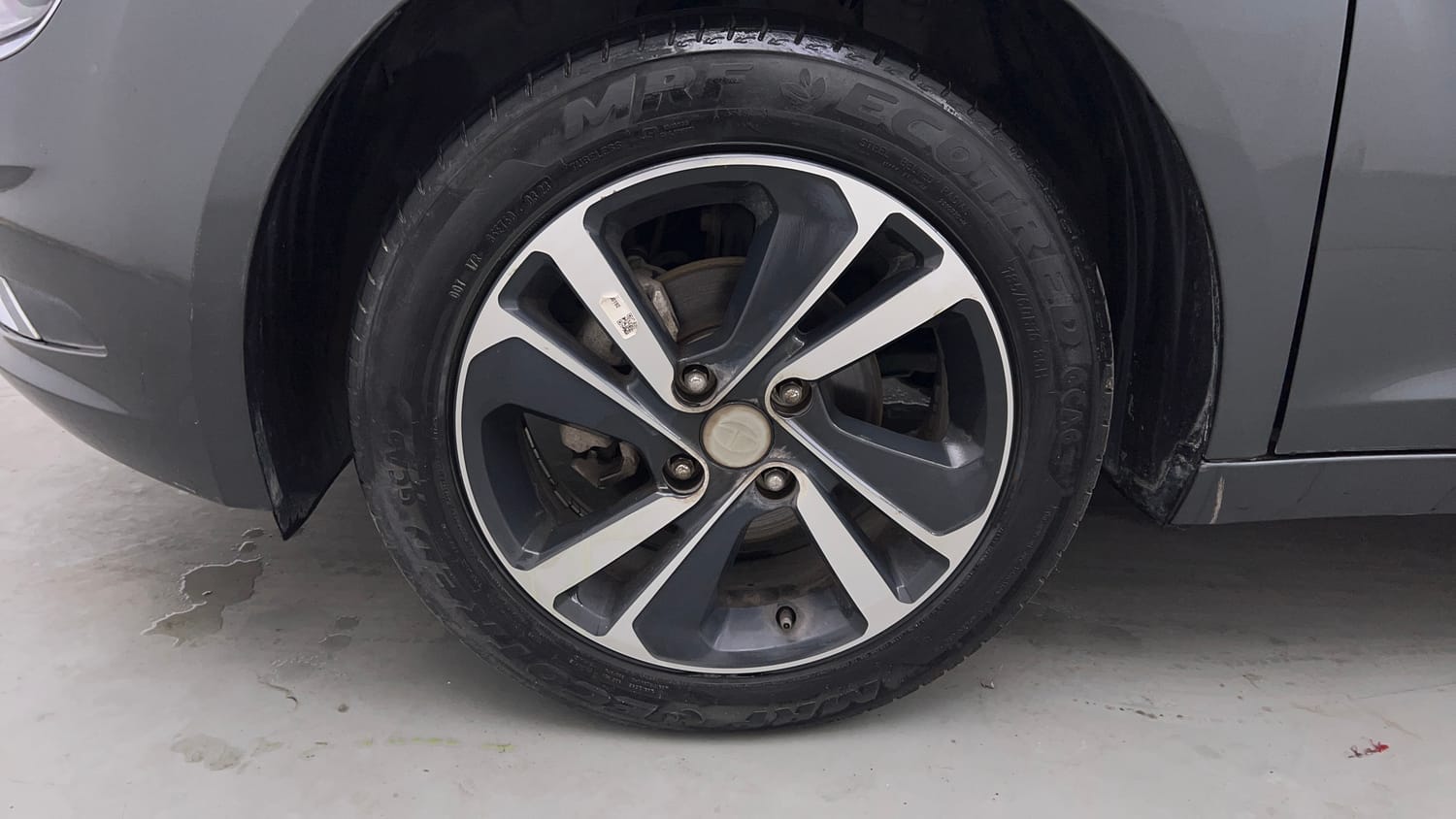 Used 2023 Tata Altroz XZA Petrol Petrol Automatic tyres LEFT FRONT TYRE RIM VIEW