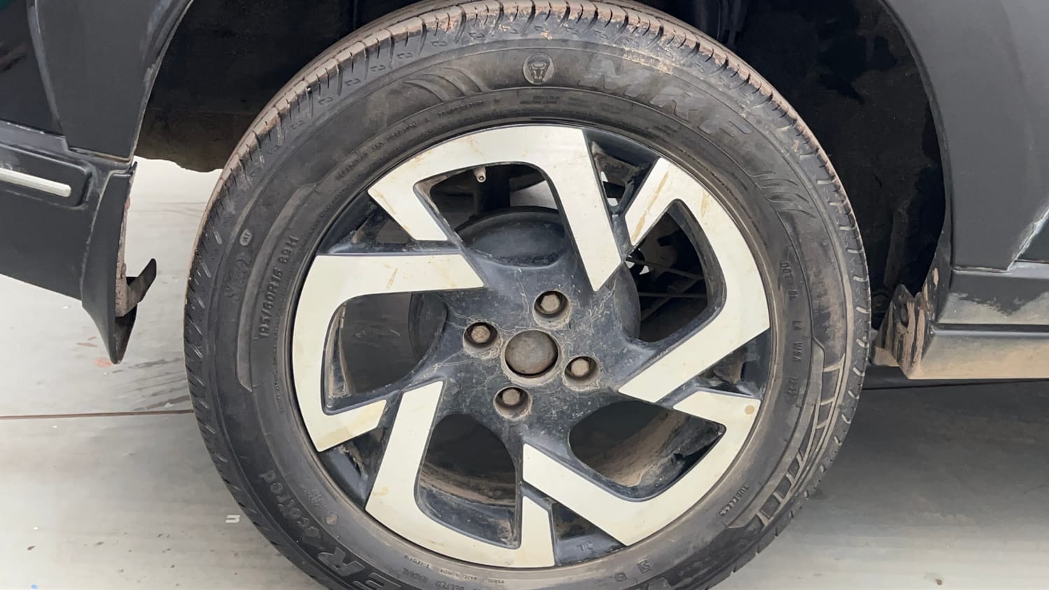Used 2022 Nissan Magnite XV Petrol Manual tyres RIGHT REAR TYRE RIM VIEW