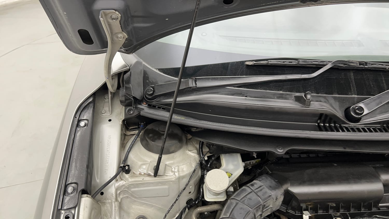 Used 2018 Maruti Suzuki Baleno Delta 1.2 Petrol Manual engine ENGINE RIGHT SIDE HINGE & APRON VIEW