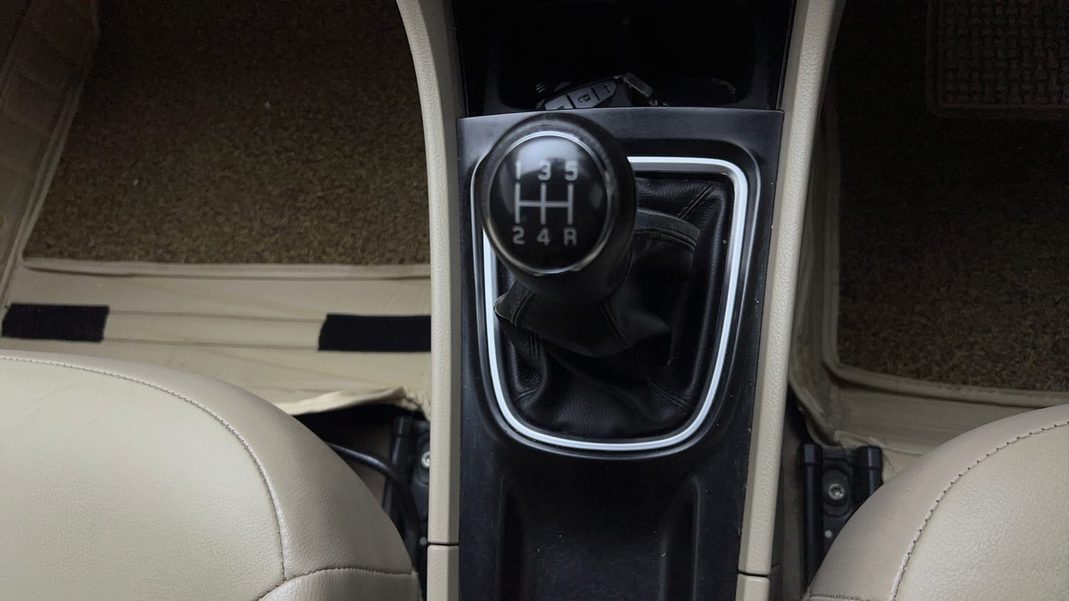 Used 2020 Maruti Suzuki Ciaz Alpha Hybrid 1.5 Petrol Manual interior GEAR  KNOB VIEW