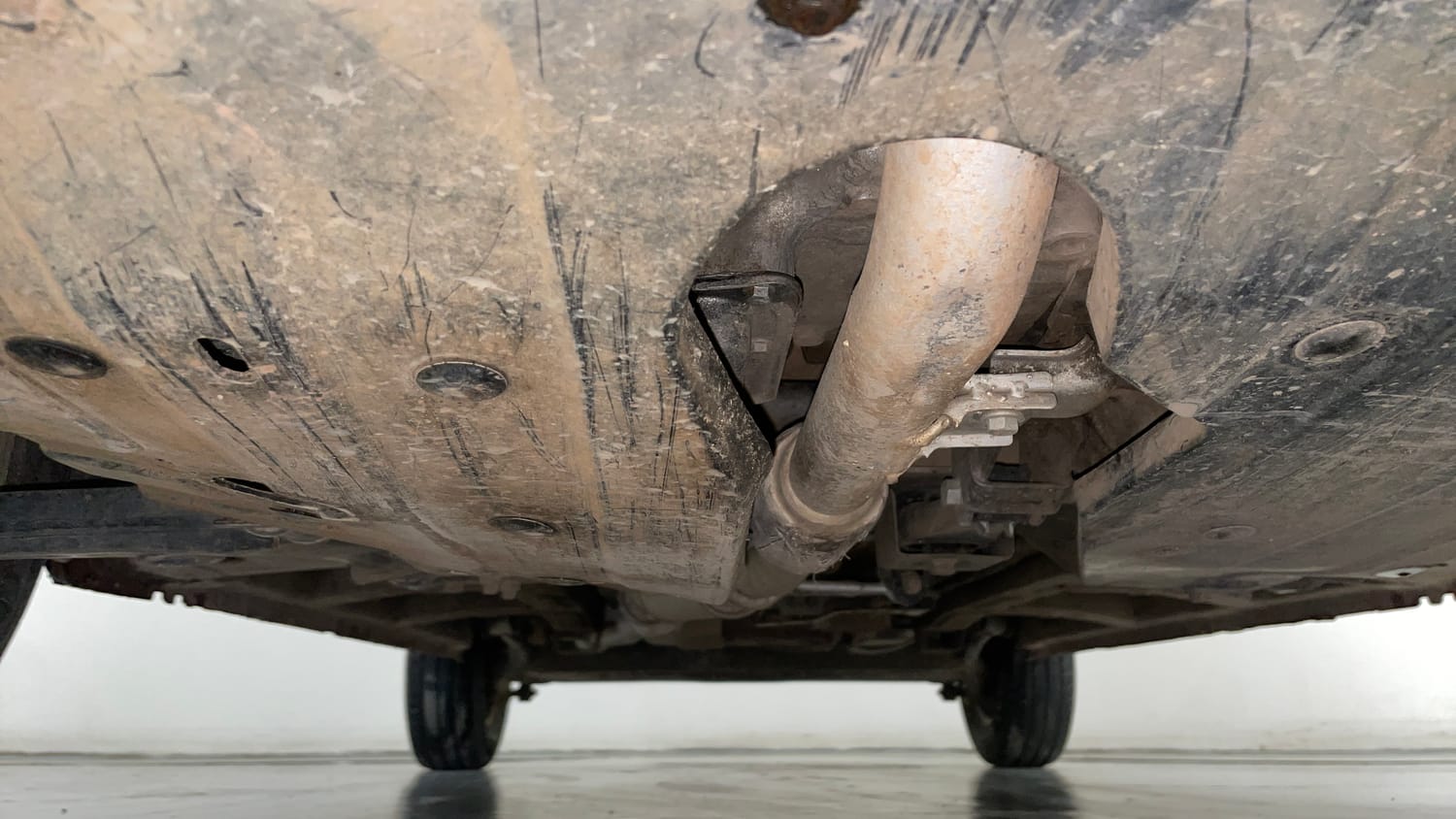 Used 2016 Mahindra KUV100 K2 Plus 6 STR Petrol Manual extra FRONT LEFT UNDERBODY VIEW