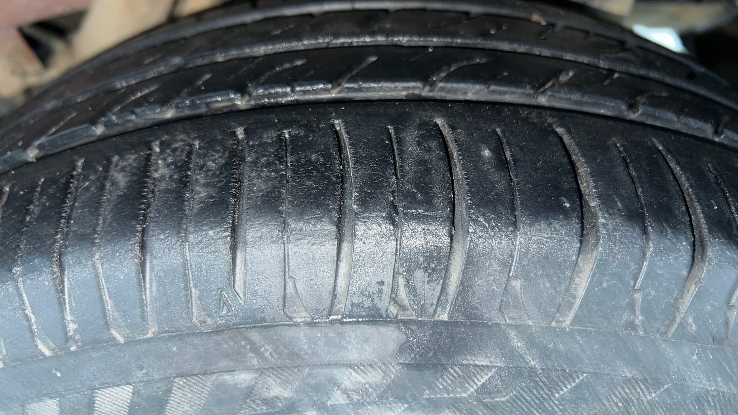 Used 2016 Mahindra KUV100 K6+ 6 STR Petrol Manual tyres LEFT REAR TYRE TREAD VIEW