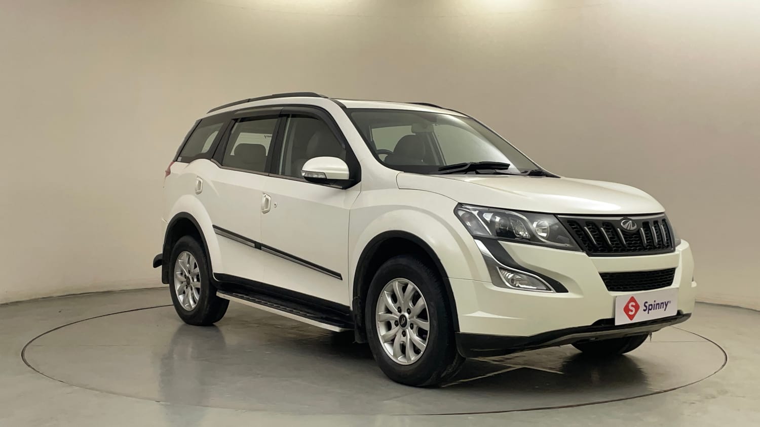 Used 2018 Mahindra XUV500 W10 Diesel Manual exterior RIGHT FRONT CORNER VIEW
