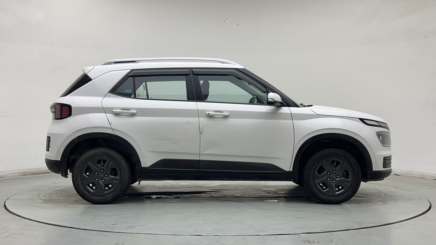 Used 2023 Hyundai Venue S (O) 1.2 Petrol Petrol Manual exterior RIGHT SIDE VIEW