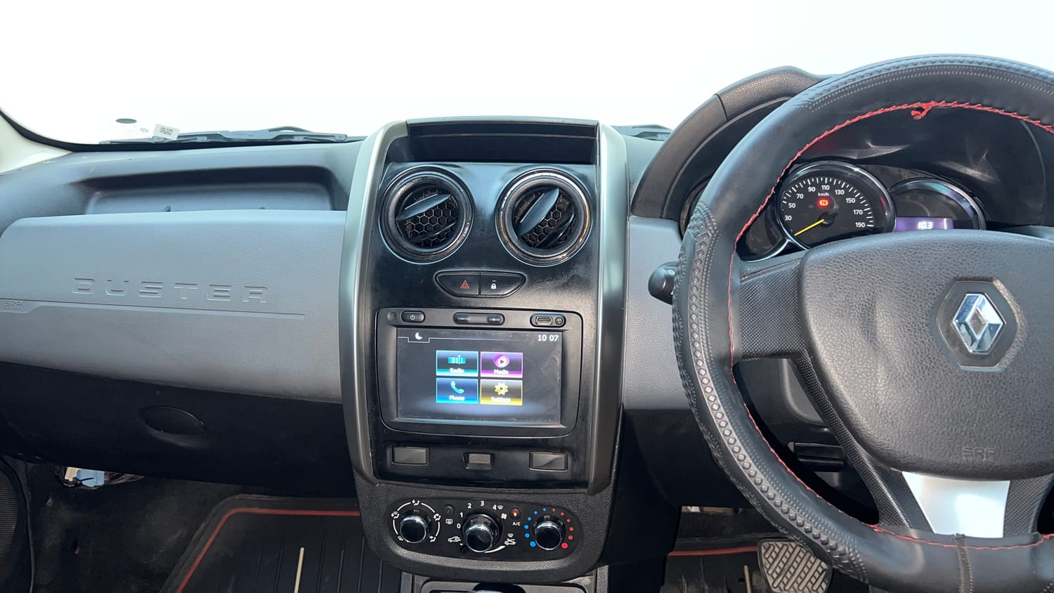 Used 2018 Renault Duster RXS CVT Petrol Automatic interior MUSIC SYSTEM & AC CONTROL VIEW