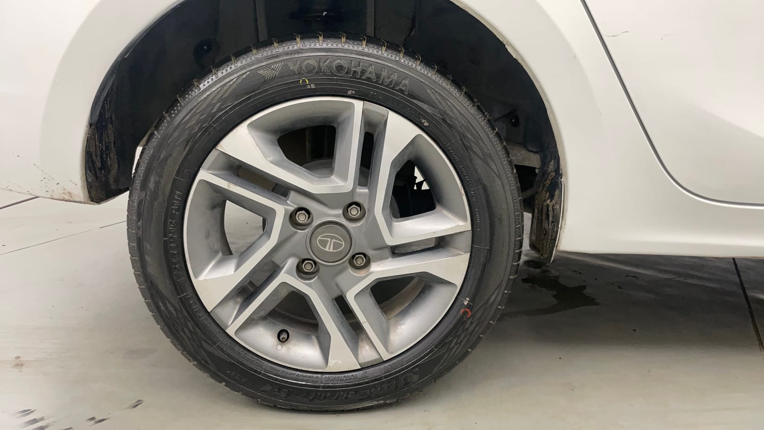 Used 2022 Tata Tigor XZA Plus Petrol Automatic tyres RIGHT REAR TYRE RIM VIEW