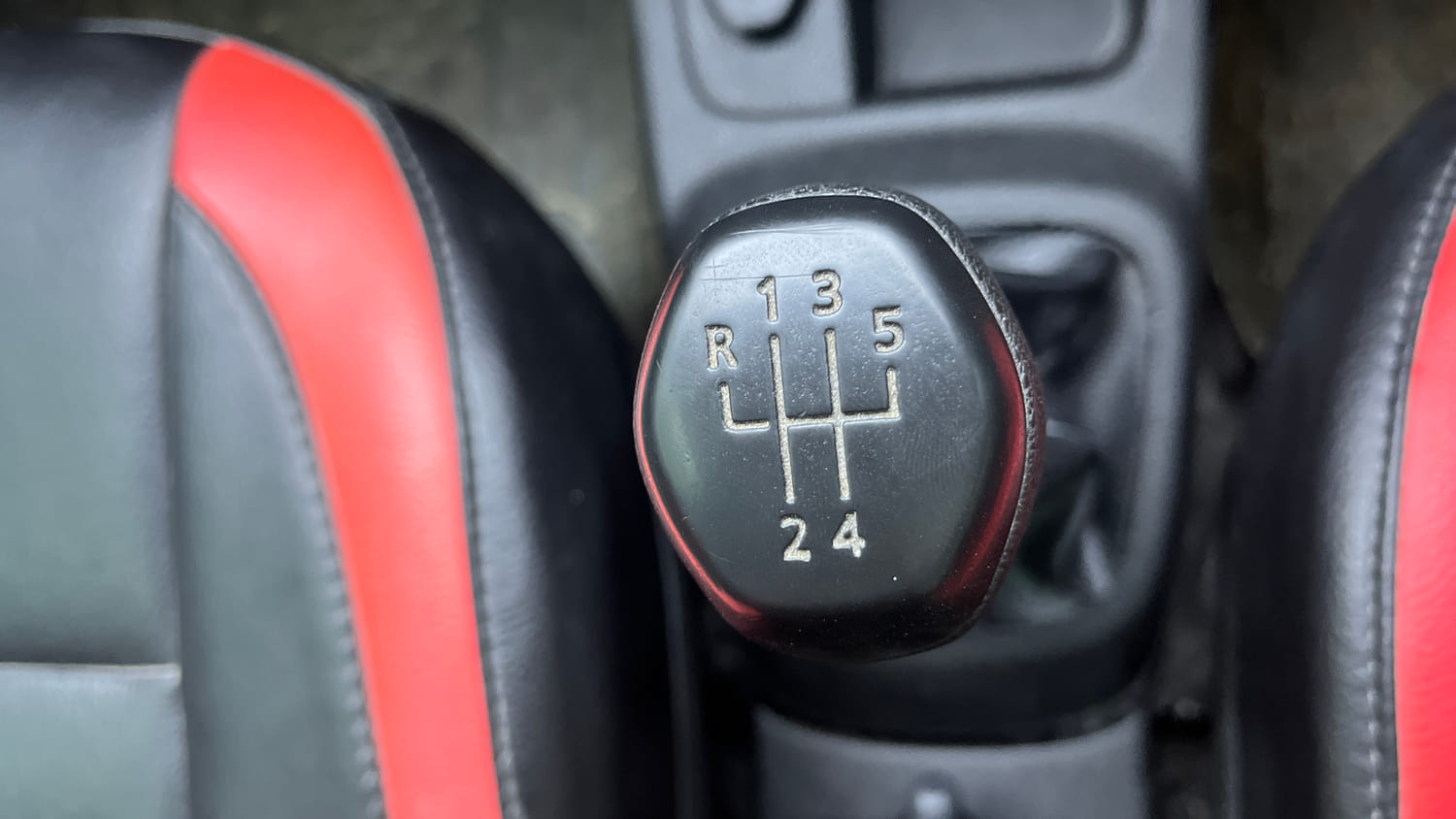 Used 2018 Renault Kwid RXT Opt Petrol Manual interior GEAR  KNOB VIEW