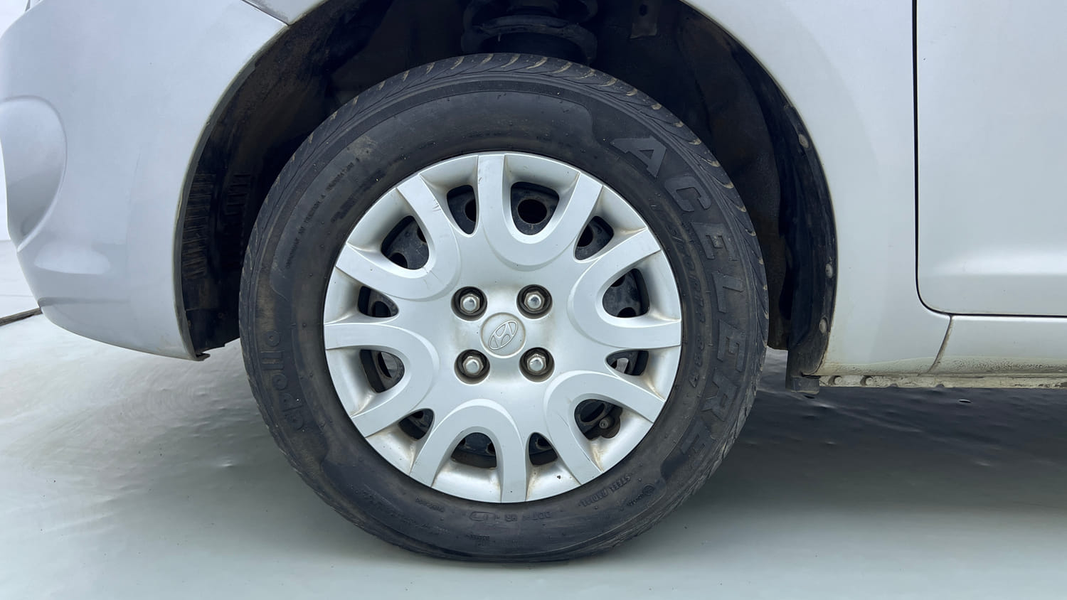 Used 2012 Hyundai i20 Magna 1.2 Petrol Manual tyres LEFT FRONT TYRE RIM VIEW