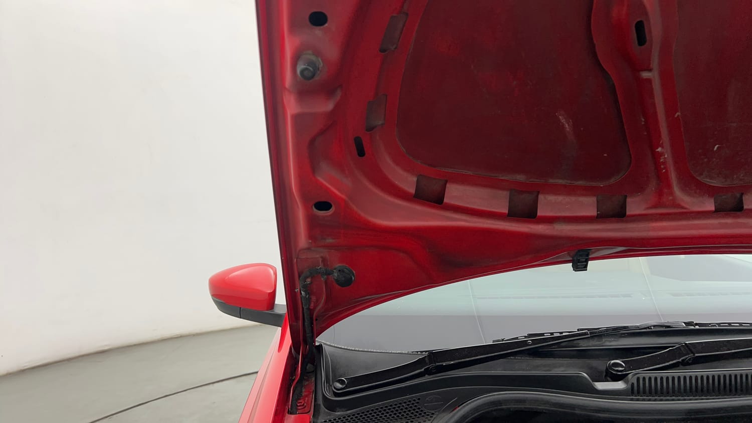 Used 2015 Volkswagen Polo Highline1.2L (P) Petrol Manual engine ENGINE RIGHT SIDE HINGE & APRON VIEW