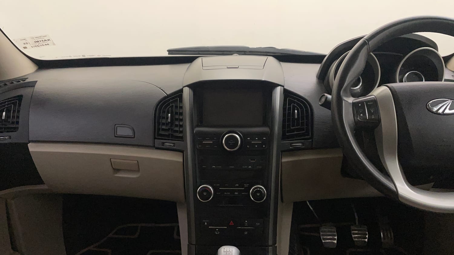 Used 2018 Mahindra XUV500 W10 Diesel Manual interior MUSIC SYSTEM & AC CONTROL VIEW
