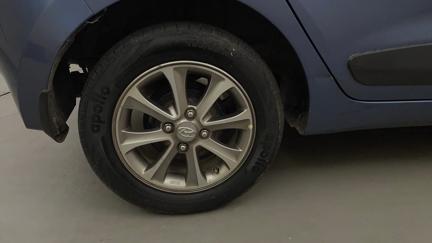 Used 2016 Hyundai Grand i10 Asta AT 1.2 Kappa VTVT (O) Petrol Automatic tyres RIGHT REAR TYRE RIM VIEW