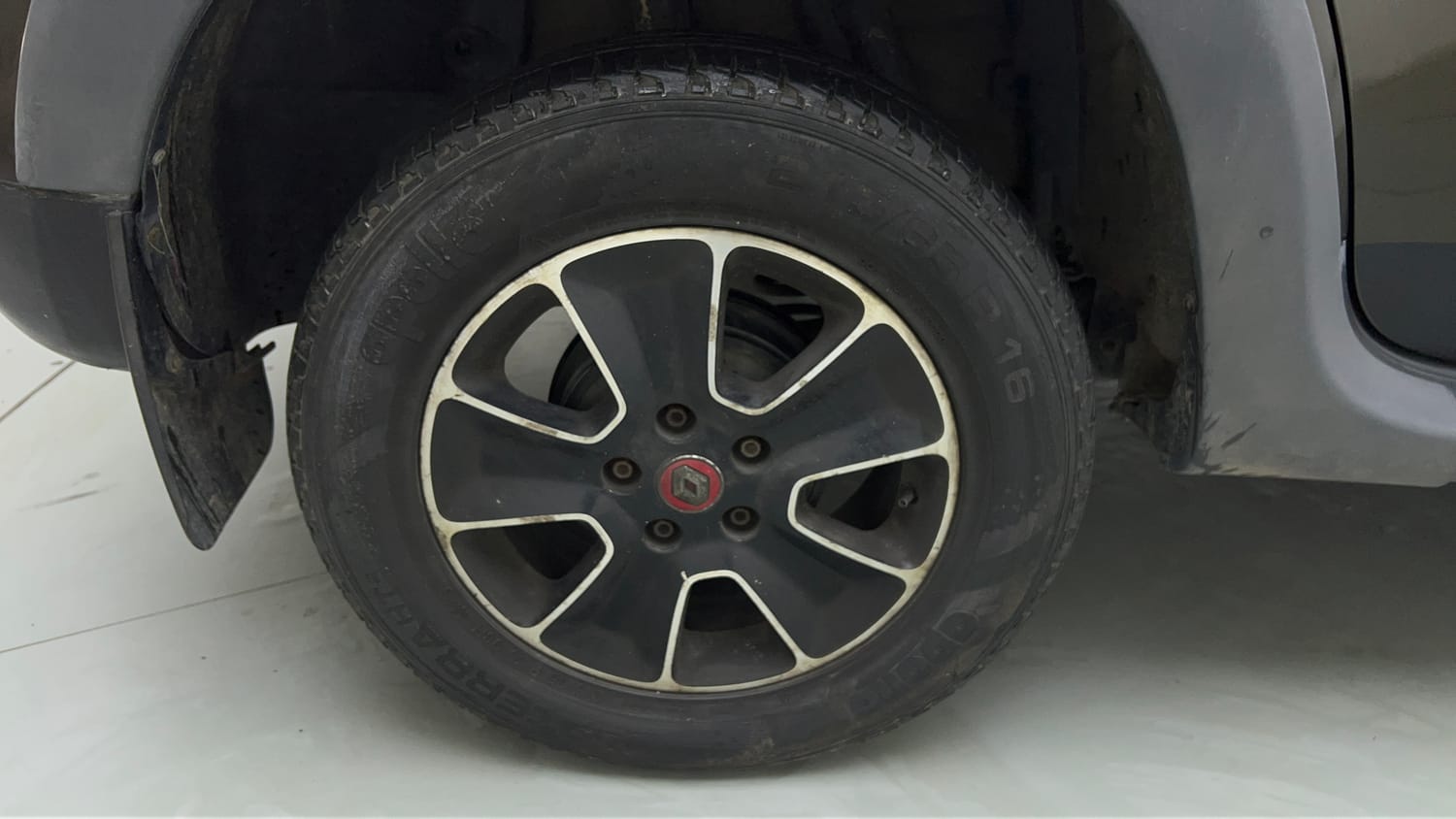 Used 2018 Renault Duster RXS CVT Petrol Automatic tyres RIGHT REAR TYRE RIM VIEW