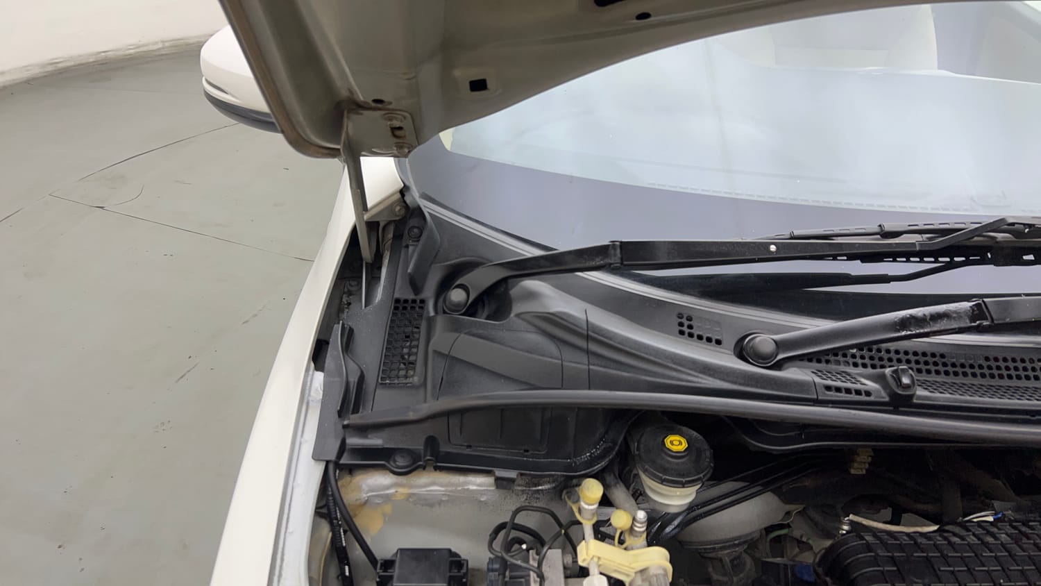 Used 2015 Honda City V Petrol Manual engine ENGINE RIGHT SIDE HINGE & APRON VIEW