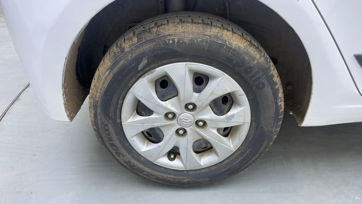 Used 2017 Hyundai Elite i20 Sportz 1.2 Petrol Manual tyres RIGHT REAR TYRE RIM VIEW