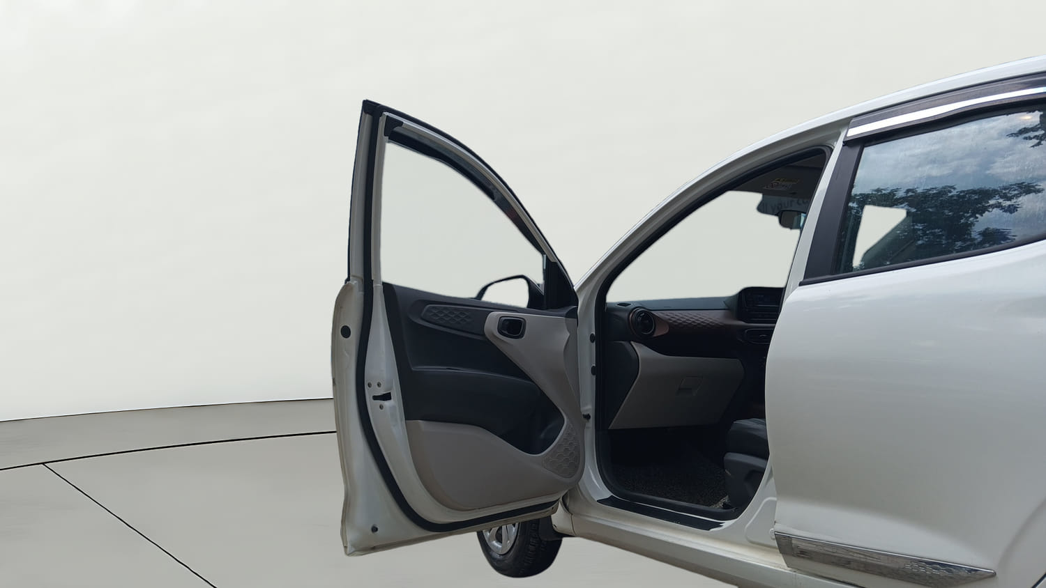Used 2022 Hyundai Aura S 1.2 CNG Cng Manual interior LEFT FRONT DOOR OPEN VIEW