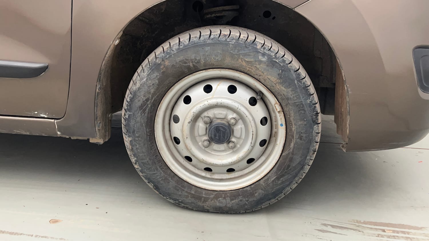 Used 2016 Maruti Suzuki Wagon R LXI Petrol Manual tyres RIGHT FRONT TYRE RIM VIEW