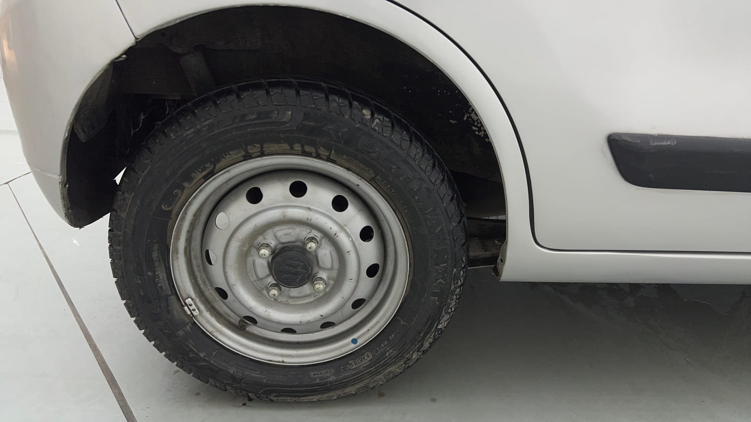 Used 2015 Maruti Suzuki Wagon R LXI Petrol Manual tyres RIGHT REAR TYRE RIM VIEW