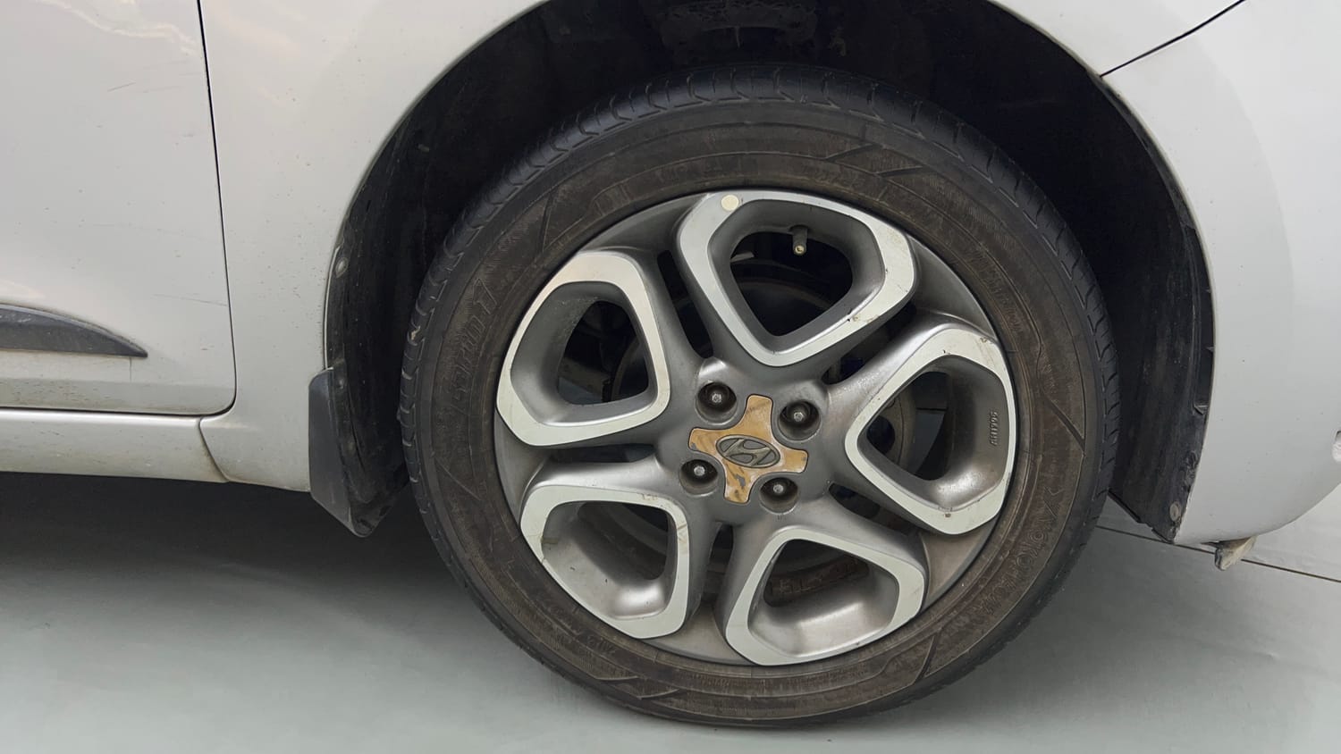 Used 2018 Hyundai Elite i20 Asta 1.2 (O) Petrol Manual tyres RIGHT FRONT TYRE RIM VIEW