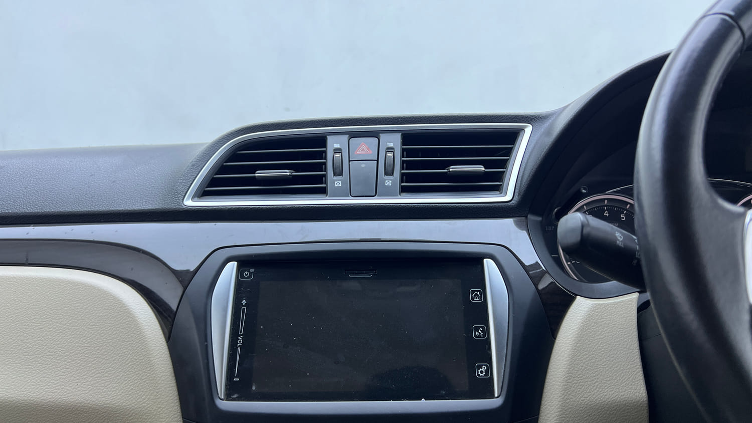 Used 2017 Maruti Suzuki Ciaz ZXI+ Petrol Manual top_features Touch screen infotainment system