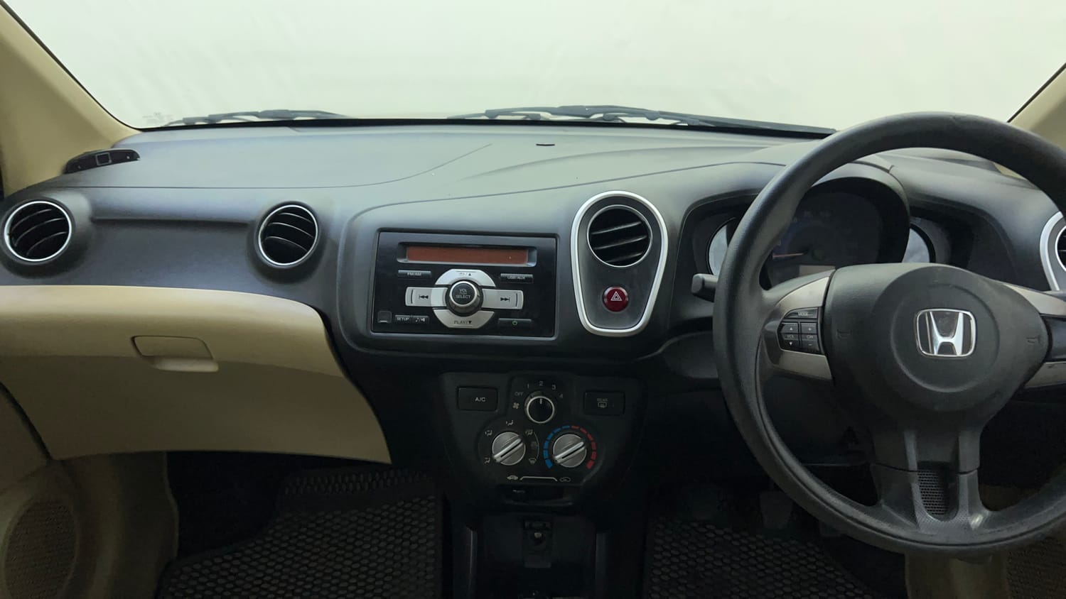 Used 2015 Honda Mobilio S Petrol Petrol Manual interior MUSIC SYSTEM & AC CONTROL VIEW