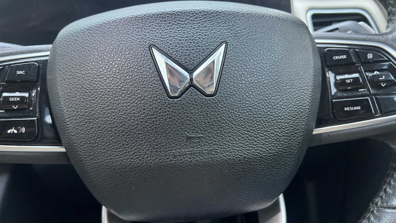 Used 2023 Mahindra XUV700 AX 7 Petrol MT 7 STR Petrol Manual top_features Airbags