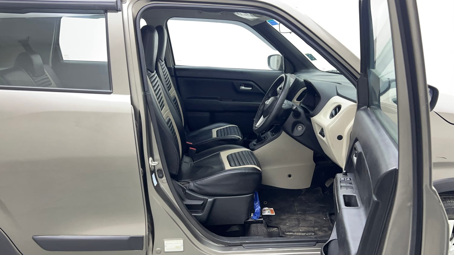 Used 2024 Maruti Suzuki Wagon R VXI 1.0 Petrol Manual interior RIGHT SIDE FRONT DOOR CABIN VIEW